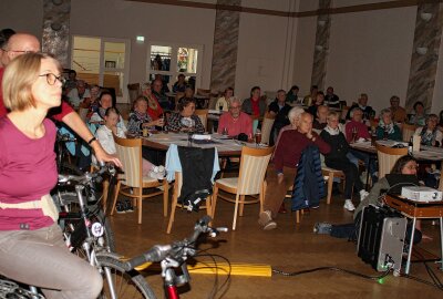 Fahrradkino Chemnitz begeistert im Freiberger Brauhof - Alle erfreuen sich an historischen Streifen über Freiberg. Foto: Renate Fischer