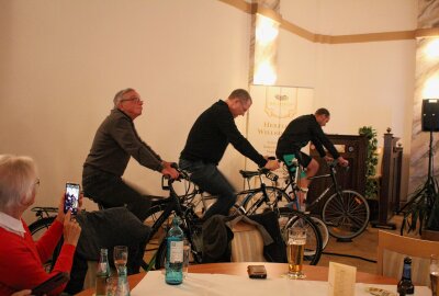 Fahrradkino Chemnitz begeistert im Freiberger Brauhof - Film ab. Die Sportsreunde radeln los. Foto: Renate Fischer