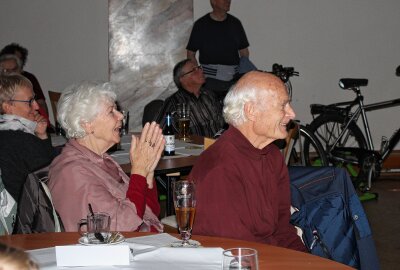 Fahrradkino Chemnitz begeistert im Freiberger Brauhof - Dr. Karl-Heinz Wellenberger, als Protagonist des Films von 1964 und seine Gattin erfreuten sich auch an den Erinnerungen. Foto: Renate Fischer