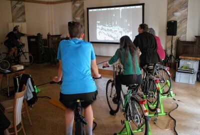 Fahrradkino Chemnitz begeistert im Freiberger Brauhof - Insgesamt sieben Fahrradfreunde erstrampeln den Strom für die Kinovorführung. Foto: Renate Fischer