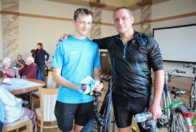 Fahrradkino Chemnitz begeistert im Freiberger Brauhof - Niels und Matthias v.l. haben die gesamten ca. 100 Minuten ununterbrochen gestrampelt. Foto: Renate Fischer