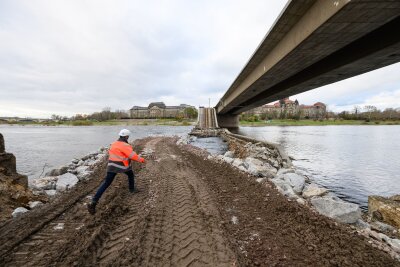 Fahrrinne unter Carolabrücke soll wiederhergestellt werden - Einzelne Schiffe sollen 2025 wieder unter der Brücke durchfahren können.