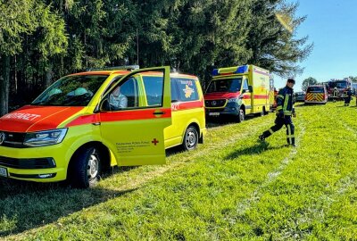 Fallschirmspringer landet in Baumkrone: Feuerwehr rückt im Erzgebirge auf Flugplatz aus - Großeinsatz für Feuerwehr und Rettungsdienst auf dem Flugplatz in Großrückerswalde. Foto: Feuerwehr Annaberg-Buchholz