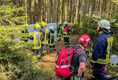 Fallschirmspringer landet in Baumkrone: Feuerwehr rückt im Erzgebirge auf Flugplatz aus - Umgehend wurden neben Rettungsdienst auch die Feuerwehr Großrückerswalde, Mauersberg, Marienberg und der Bergbau- und Höhenrettungszug der Stadtfeuerwehr Annaberg-Buchholz alarmiert. Foto: Feuerwehr Annaberg-Buchholz