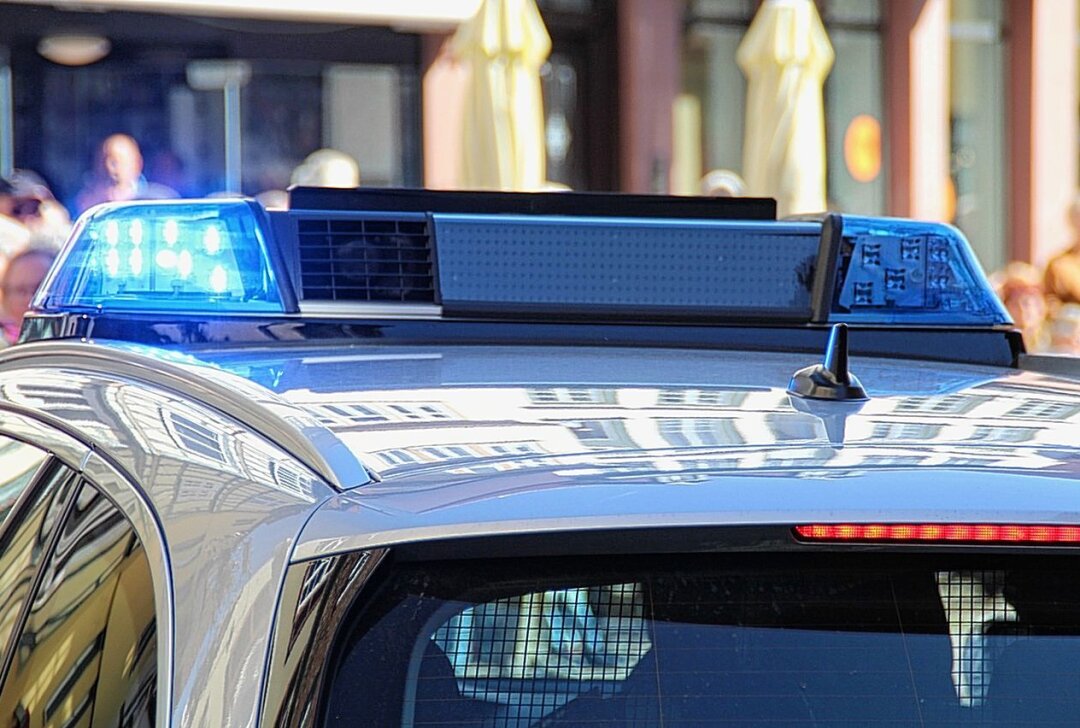 Falsche Polizisten im Erzgebirge unterwegs: Polizei sucht Zeugen - Symbolbild. Foto: Pixabay/RayMediaGroup