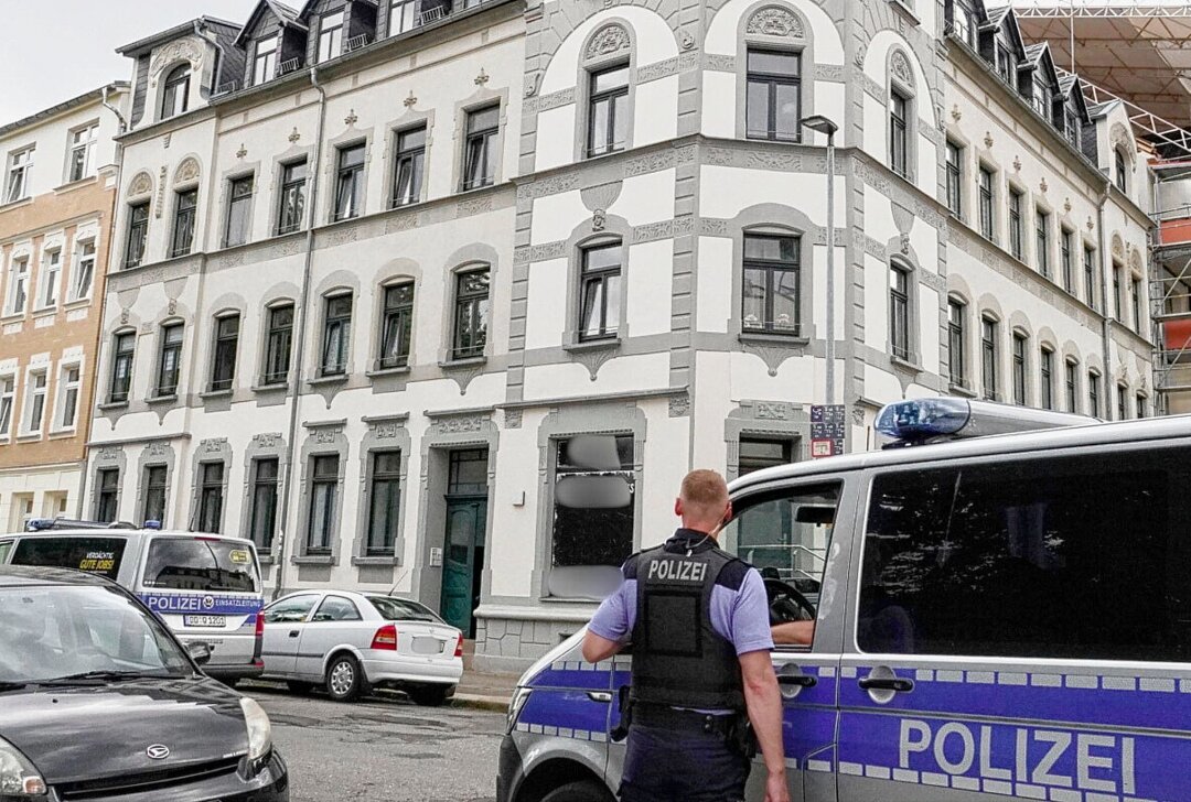 Familienstreit in Chemnitz eskaliert: Mehrere Verletzte - Einsatzkräfte in der Reinhardstraße: Am frühen Freitagnachmittag eskalierte ein Familienstreit im Chemnitzer Stadtteil Gablenz. Foto: Harry Härtel / haertelpress