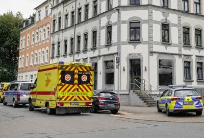 Familienstreit in Chemnitz eskaliert: Mehrere Verletzte - Einsatzkräfte in der Reinhardstraße: Am frühen Freitagnachmittag eskalierte ein Familienstreit im Chemnitzer Stadtteil Gablenz. Foto: Harry Härtel / haertelpress