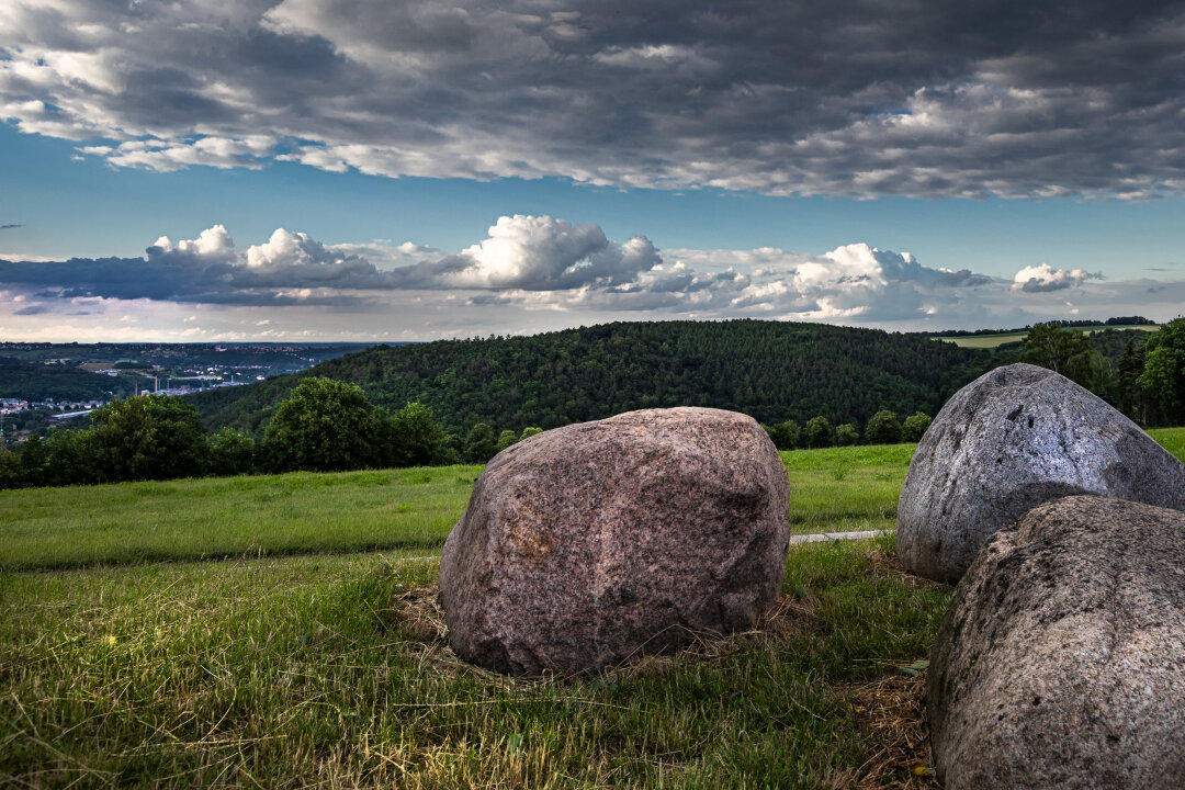 Weite Aussichten lassen den Alltag in der Naturidylle rund um die Stuhlbauerstadt Rabenau vergessen.