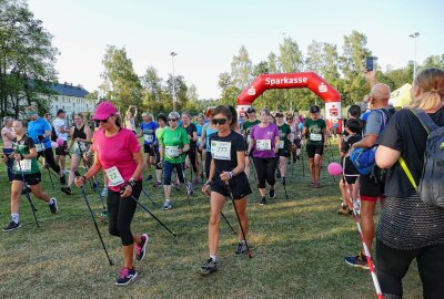 Fan-Meilen des Großrückerswalder Gassenlaufs tragen Sportler nach oben - Am Sportplatz machten sich alle Starter - auch die Nordic Walker - auf den Weg. Foto: Andreas Bauer