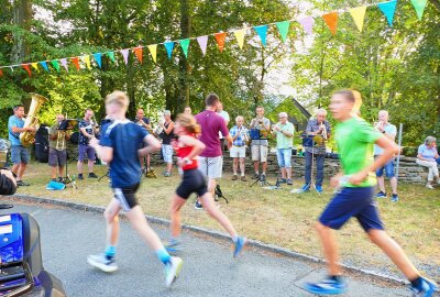 Fan-Meilen des Großrückerswalder Gassenlaufs tragen Sportler nach oben - Vorbei ging es an zahlreichen Fan-Meilen. Foto: Andreas Bauer