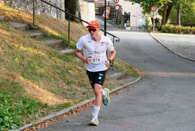 Fan-Meilen des Großrückerswalder Gassenlaufs tragen Sportler nach oben - Zeitig lief Jonas Müller der Konkurrenz davon. Foto: Andreas Bauer