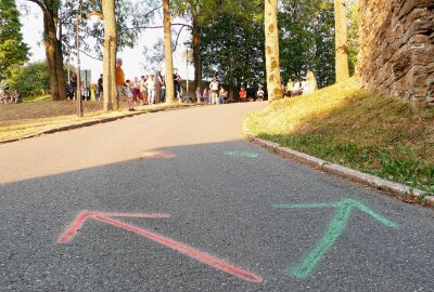 Fan-Meilen des Großrückerswalder Gassenlaufs tragen Sportler nach oben - Die Teilnehmer des Gassenlaufs (10,5 km) und der Light-Version (6 km) mussten an einigen Stellen unterschiedlich abbiegen. Foto: Andreas Bauer