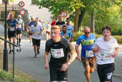 Fan-Meilen des Großrückerswalder Gassenlaufs tragen Sportler nach oben - Die Strapazen waren vielen Teilnehmern ins Gesicht geschrieben. Foto: Andreas Bauer