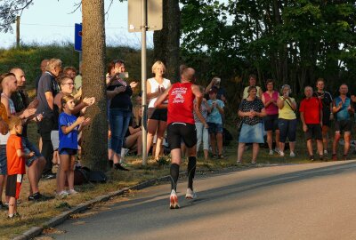 Fan-Meilen des Großrückerswalder Gassenlaufs tragen Sportler nach oben - Angefeuert von den Fans kämpften sich aber alle Sportler tapfer nach oben. Foto: Andreas Bauer