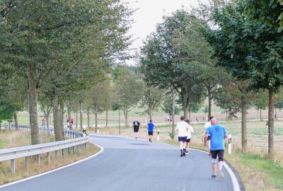 Fan-Meilen des Großrückerswalder Gassenlaufs tragen Sportler nach oben - Erst kurz vor Ende wurde es etwas flacher. Foto: Andreas Bauer