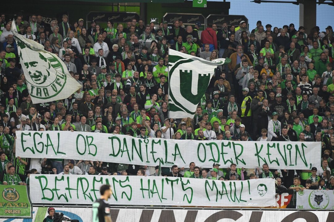 Fan-Protest gegen Profi Kevin und Politikerin Behrens - Wolfsburger Fans protestieren gegen Spieler Kevin Behrens und Niedersachsens Innenministerin Daniela Behrens.