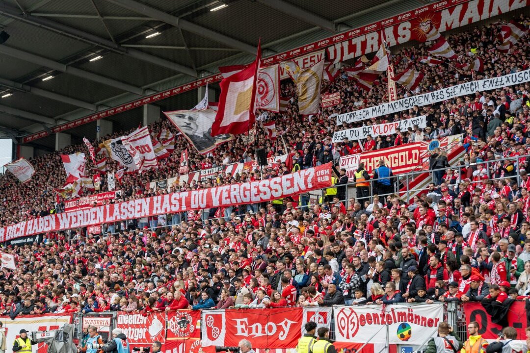 Fan-Proteste in Mainz gegen Klopp-Engagement bei Red Bull - Mainzer Fans protestieren gegen Jürgen Klopps Engagement bei Red Bull.