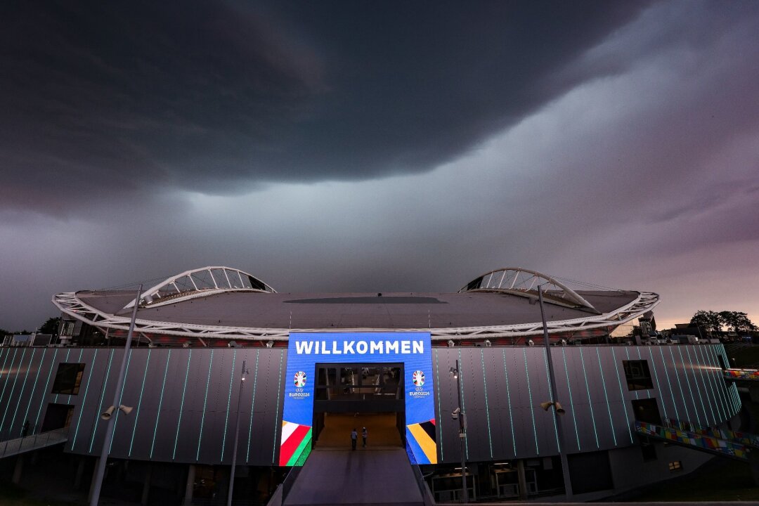Fanfest in Leipzig läuft nach späterer Öffnung normal - Ein Unwetter zieht über das Stadion.