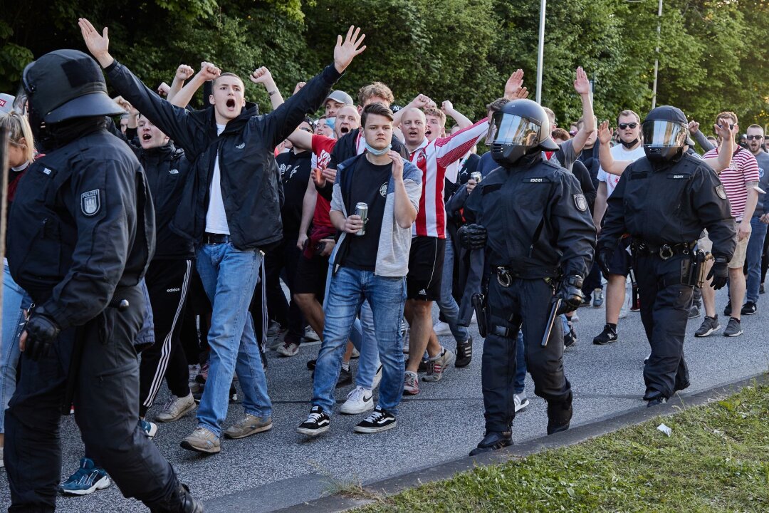 Fanhilfen: Politik und Verbände vertun Chance auf Dialog - Die Stimmung zwischen Fans und Polizei ist angespannt.