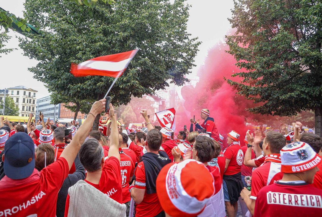 Fanmarsch in Leipzig: 8000 österreichische Fans zünden Pyrotechnik und stimmen Gesänge an - Über 8.000 österreichische Fans in Leipzig unterwegs. Foto: EHL Media