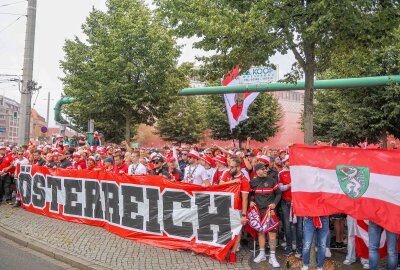 Fanmarsch in Leipzig: 8000 österreichische Fans zünden Pyrotechnik und stimmen Gesänge an - Über 8.000 österreichische Fans in Leipzig unterwegs. Foto: EHL Media