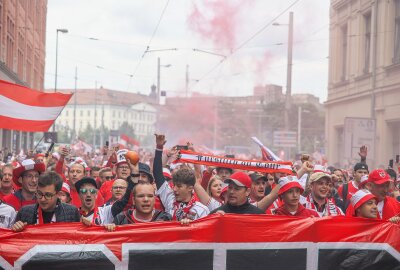 Fanmarsch in Leipzig: 8000 österreichische Fans zünden Pyrotechnik und stimmen Gesänge an - Über 8.000 österreichische Fans in Leipzig unterwegs. Foto: EHL Media