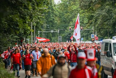 Fanmarsch in Leipzig: 8000 österreichische Fans zünden Pyrotechnik und stimmen Gesänge an - Über 8.000 österreichische Fans in Leipzig unterwegs. Foto: EHL Media