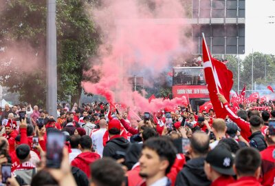 Fanmarsch in Leipzig: Tausende türkische Fans heizen die Stimmung vor der Partie an - 4.000 Fans marschieren durch die Leipziger Innenstadt. Foto: EHL Media