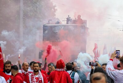 Fanmarsch in Leipzig: Tausende türkische Fans heizen die Stimmung vor der Partie an - 4.000 Fans marschieren durch die Leipziger Innenstadt. Foto: EHL Media