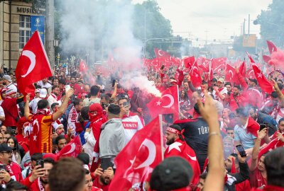 Fanmarsch in Leipzig: Tausende türkische Fans heizen die Stimmung vor der Partie an - 4.000 Fans marschieren durch die Leipziger Innenstadt. Foto: EHL Media