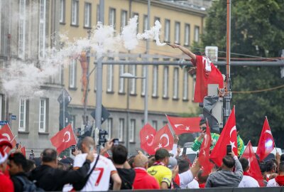 Fanmarsch in Leipzig: Tausende türkische Fans heizen die Stimmung vor der Partie an - 4.000 Fans marschieren durch die Leipziger Innenstadt. Foto: EHL Media