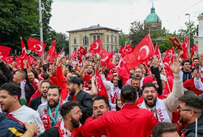 Fanmarsch in Leipzig: Tausende türkische Fans heizen die Stimmung vor der Partie an - 4.000 Fans marschieren durch die Leipziger Innenstadt. Foto: EHL Media