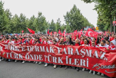 Fanmarsch in Leipzig: Tausende türkische Fans heizen die Stimmung vor der Partie an - 4.000 Fans marschieren durch die Leipziger Innenstadt. Foto: EHL Media