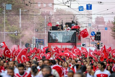 Fanmarsch in Leipzig: Tausende türkische Fans heizen die Stimmung vor der Partie an - 4.000 Fans marschieren durch die Leipziger Innenstadt. Foto: EHL Media