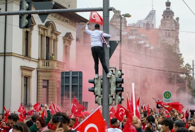 Fanmarsch in Leipzig: Tausende türkische Fans heizen die Stimmung vor der Partie an - 4.000 Fans marschieren durch die Leipziger Innenstadt. Foto: EHL Media