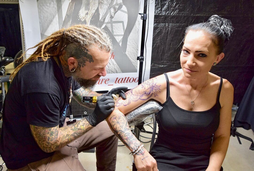 Fans der Körperkunst versammeln sich: Tattoo-Artists aus ganz Europa im Kraftverkehr Chemnitz - Impressionen der Tattoomesse in Chemnitz. Foto: Steffi Hofmann