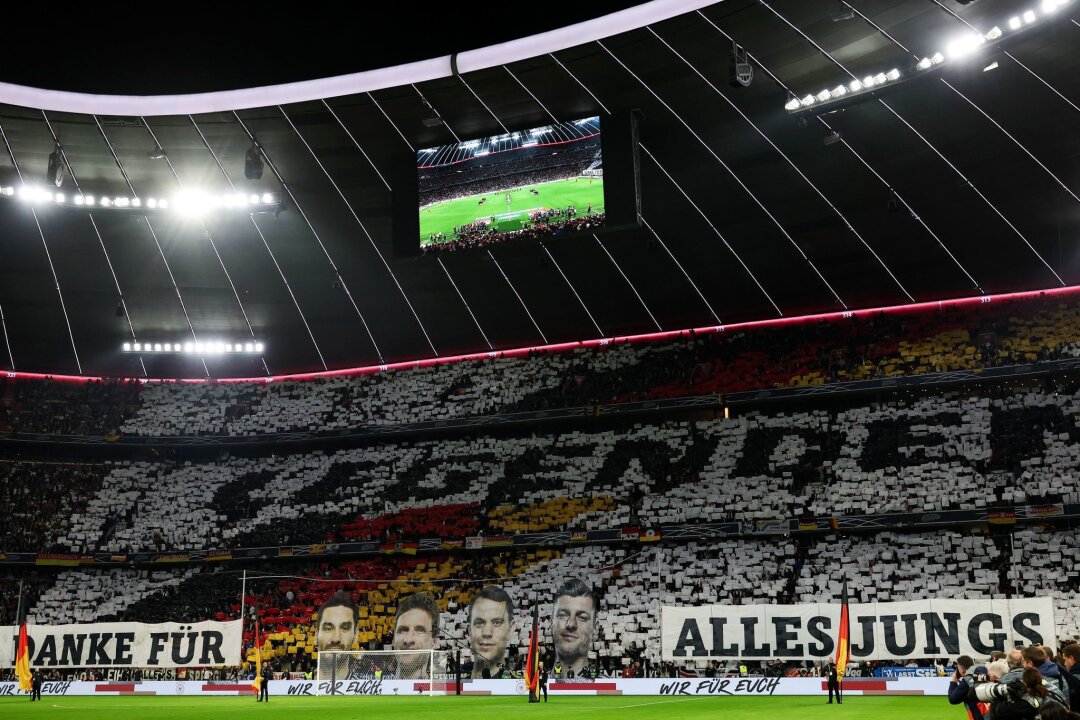 Fans feiern "Legenden" Neuer, Müller, Kroos und Gündogan - Die Fans verabschiedeten die Ex-Nationalspieler als "Legenden".