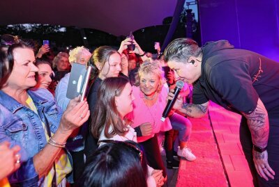 Fans feiern Schlagernacht mit Kerstin Ott in Plauen - Sängerin Kerstin Ott hatte immer einen Draht zum Publikum, das ihr ganz nah kommen durfte. Foto: Thomas Voigt