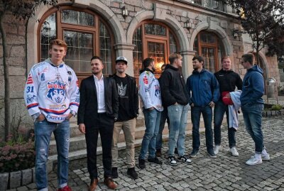 Fans und Verein atmen auf: In Schönheide kann aufgeeist werden - Vor dem Rathaus in Schönheide ist gestern eine Aktion der Schönheider Wölfe und Unterstützern gelaufen. Foto: Ralf Wendland