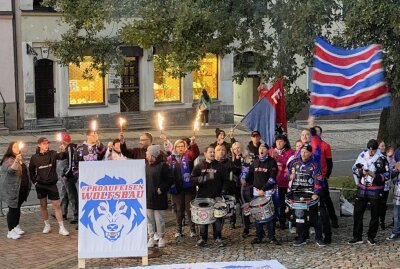 Fans und Verein atmen auf: In Schönheide kann aufgeeist werden - Vor dem Rathaus in Schönheide ist gestern eine Aktion der Schönheider Wölfe und Unterstützern gelaufen. Foto: Ralf Wendland