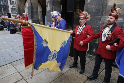 Faschingsauftakt in Chemnitz: Oberbürgermeister übergibt Schlüssel an Narren - Es wurde ein kleines Programm vor dem Rathaus aufgeführt. Foto: Harry Härtel