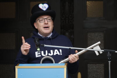 Faschingsauftakt in Chemnitz: Oberbürgermeister übergibt Schlüssel an Narren - Der Oberbürgermeister hielt eine kleine Rede. Foto: Harry Härtel