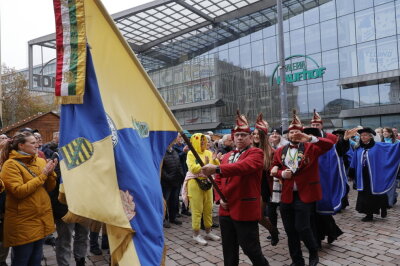 Faschingsauftakt in Chemnitz: Oberbürgermeister übergibt Schlüssel an Narren - Zum Beginn der Faschingszeit gab es einen kleinen Umzug vor dem Rathaus. Foto: Harry Härtel