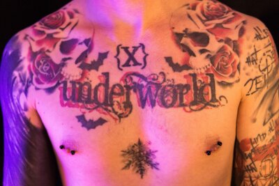 Fashion-Creator Chris (30): "Ich wollte immer anders aussehen" - Auch auf seinem Oberkörper hat Chris Tattoos: Underworld steht für die Gothic-Szene und das X-Symbol ist das Logo der Band Iamx.