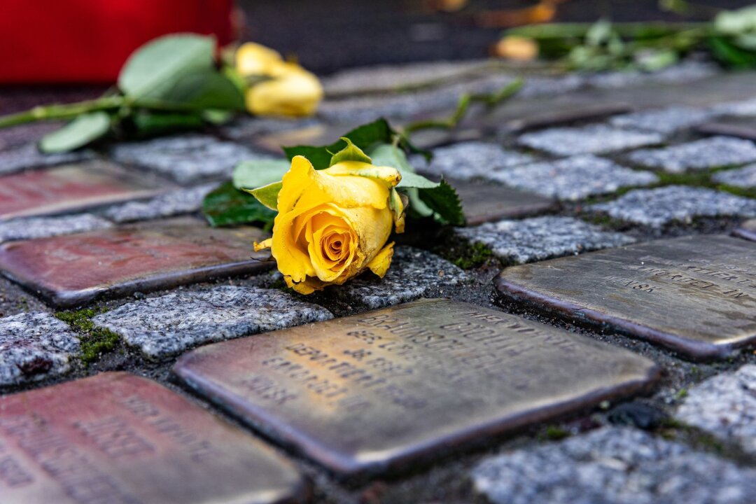 Fast 18.000 Euro Spenden nach Diebstahl von Stolpersteinen - Nach dem Diebstahl aller zehn "Stolpersteine" in der Stadt Zeitz sind bereits Tausende Euro Spenden geflossen. (Archivbild)