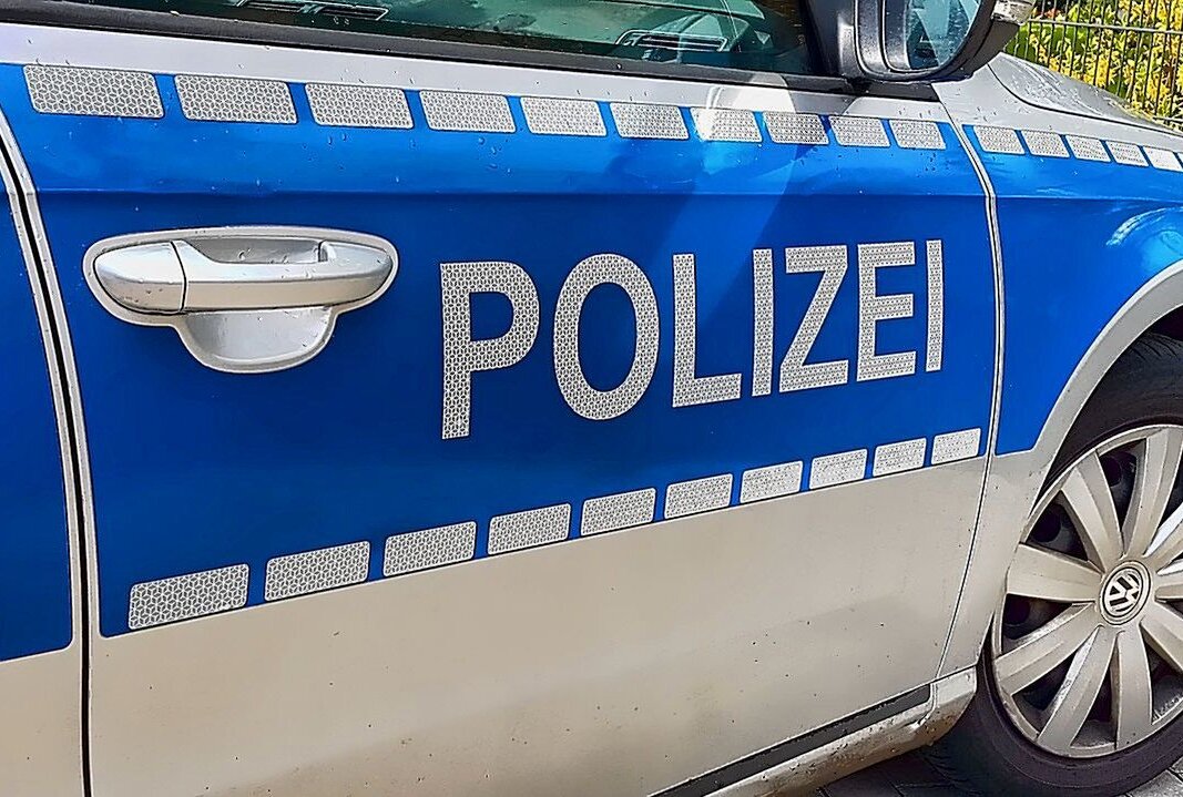 Fatale Kollision in Waldheim: Auto stürzt in Garten und verletzt zwei Personen schwer - Symbolbild: pixabay/Ingo Kramarek