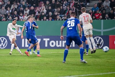 FC Augsburg bezwingt Schalke - Claude-Maurice und zwei Joker - Alexis Claude-Maurice (l) hat bei seinem Schuss Glück mit dem Rasen.