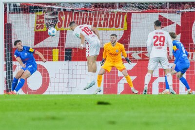 FC-Erfolg: Krisenclub wirft Erstligist Kiel aus dem Pokal - Kölns Lemperle köpft das 1:0 gegen Kiel