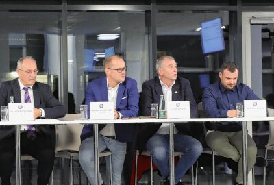 FC Erzgebirge Aue plant Test gegen RB Leipzig: Fanszene kündigt Ende der Zusammenarbeit an - Ein Blick aus Mitgliederversammlung: Jörg Püschmann (rechts) ist der Fanvertreter im Vereinsvorstand. Foto: Katja Lippmann-Wagner