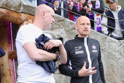 FC Erzgebirge Aue plant Test gegen RB Leipzig: Fanszene kündigt Ende der Zusammenarbeit an - Sportdirektor Matthias Heidrich (rechts) bekommt für den geplanten Test gegen RB viel Kritk. Foto: Katja Lippmann-Wagner